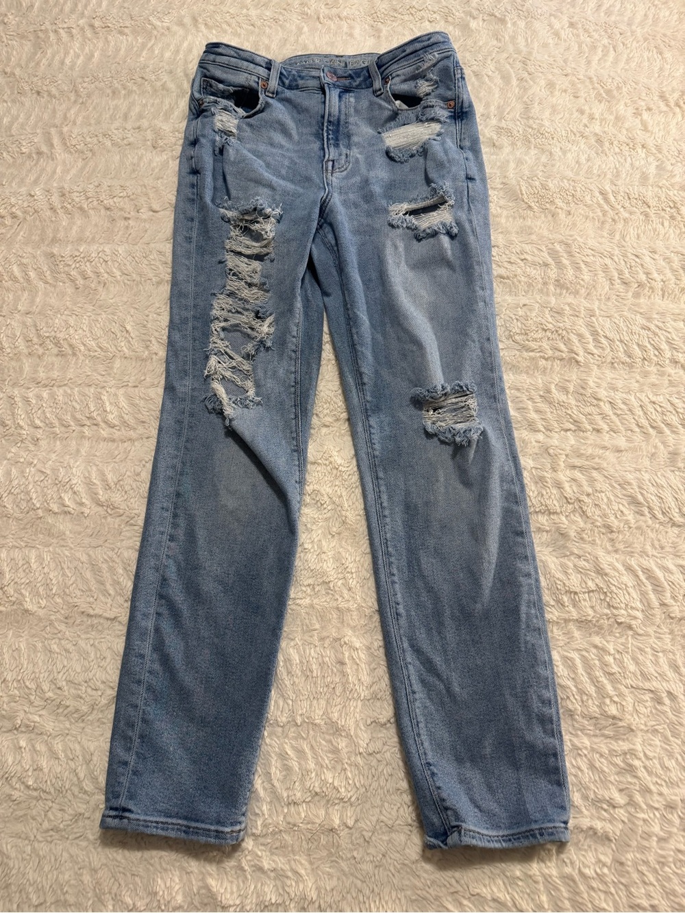American Eagle Ripped Mom Jeans Light Wash Distressed Size 6 casual